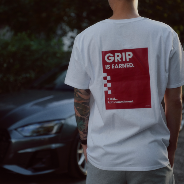 Biała koszulka z krótkim rękawem - GRIP IS EARNED