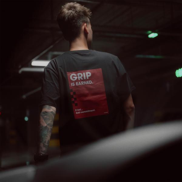 Czarna koszulka z krótkim rękawem - GRIP IS EARNED