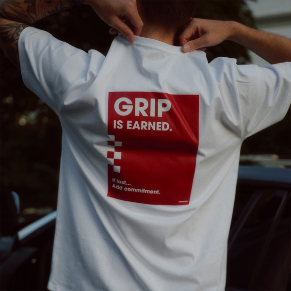 Biała koszulka z krótkim rękawem - GRIP IS EARNED