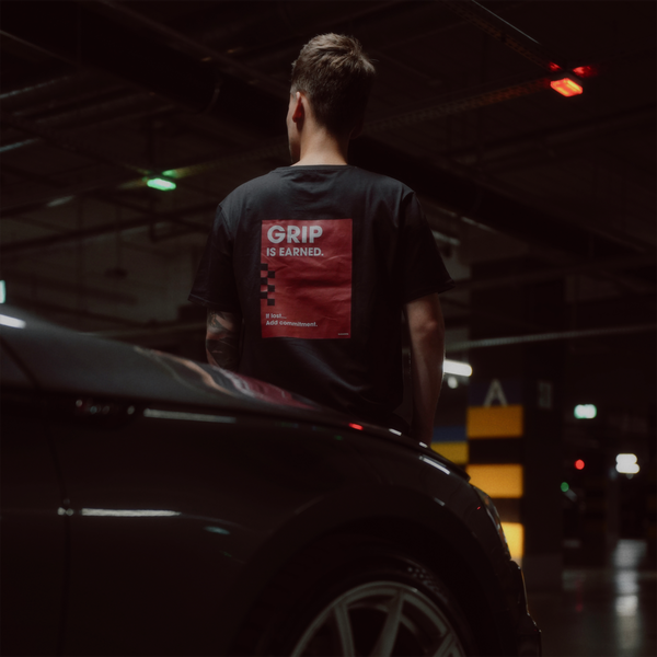 Czarna koszulka z krótkim rękawem - GRIP IS EARNED