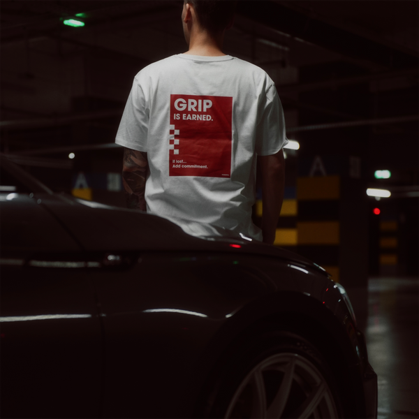 Biała koszulka z krótkim rękawem - GRIP IS EARNED